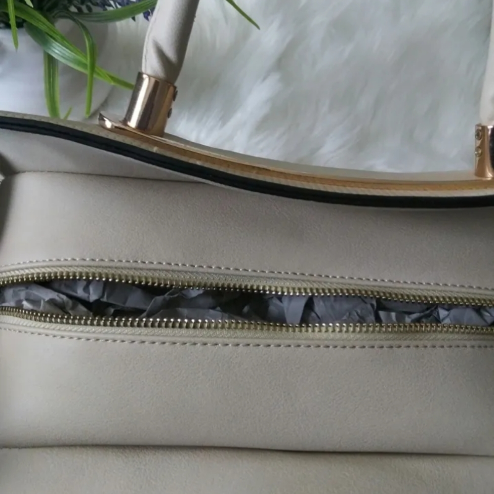 Handbag - Picture 2 of 2